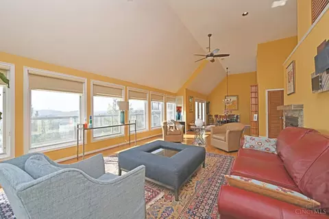 Living - 975 Hill St, Cincinnati, OH 45202 photo 4 of 6