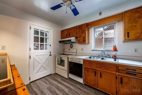 Kitchen - 1170 Tassie Ln, Cincinnati, OH 45231 photo 3 of 4