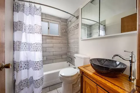 Bath - 1170 Tassie Ln, Cincinnati, OH 45231 photo 2 of 4