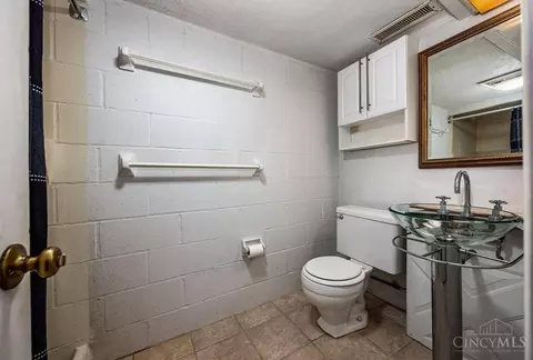 Bath - 1170 Tassie Ln, Cincinnati, OH 45231 photo 4 of 4
