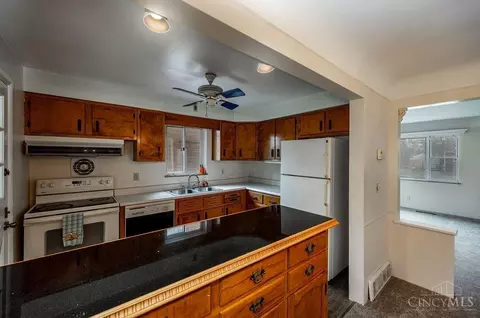 Kitchen - 1170 Tassie Ln, Cincinnati, OH 45231 photo 2 of 4