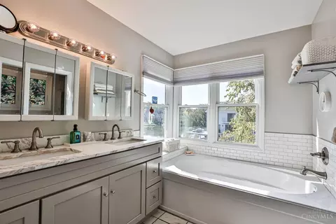Bath - 8475 Sunfish Ln, Maineville, OH 45039 photo 1 of 5