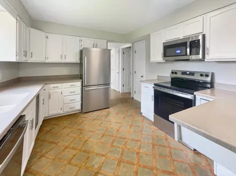 Kitchen - 2920 Stanwin Pl, Evendale, OH 45241 photo 3 of 4