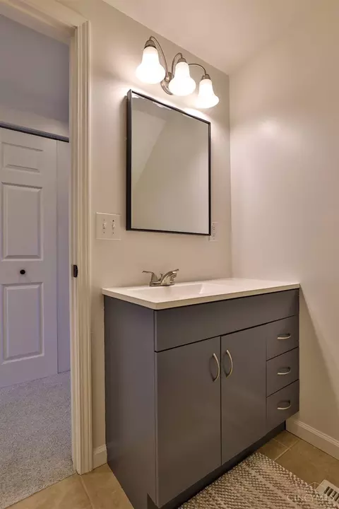 Bath - 3916 Oak Ave, Silverton, OH 45236 photo 1 of 5
