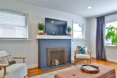 Living - 3916 Oak Ave, Silverton, OH 45236 photo 3 of 6