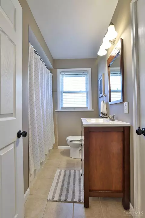 Bath - 3916 Oak Ave, Silverton, OH 45236 photo 4 of 5