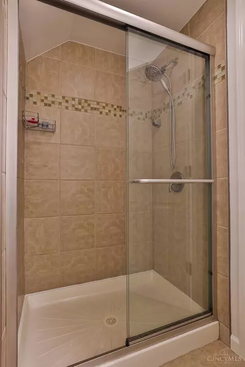 Bath - 3916 Oak Ave, Silverton, OH 45236 photo 3 of 5