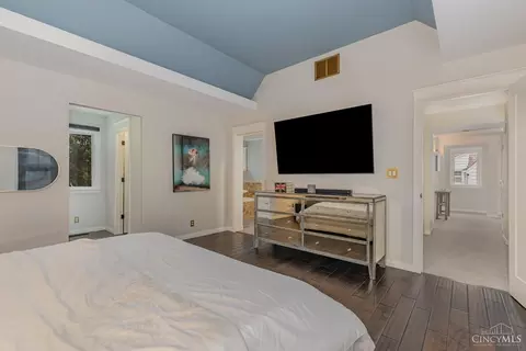 Bedroom - 3918 Devonshire Dr, Cincinnati, OH 45226 photo 1 of 6