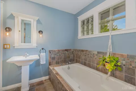 Bath - 3918 Devonshire Dr, Cincinnati, OH 45226 photo 1 of 4