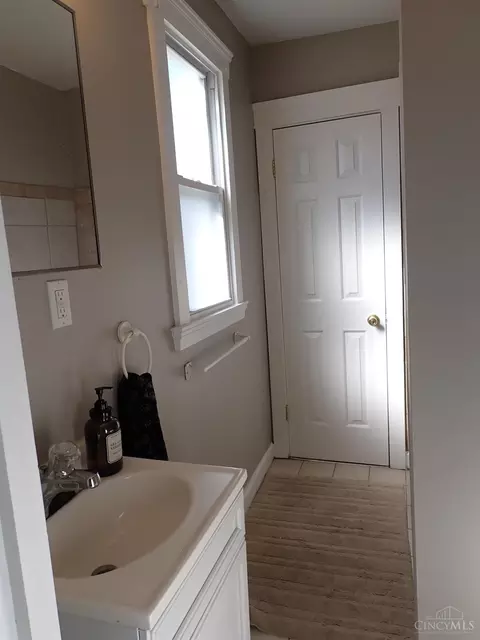 Bath - 4406 Galbraith Rd, Cincinnati, OH 45236 photo 2 of 4