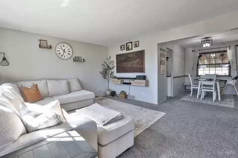 Living - 9215 Coogan Dr, Cincinnati, OH 45231 photo 2 of 4