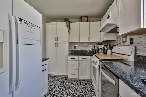 Kitchen - 9215 Coogan Dr, Cincinnati, OH 45231 photo 3 of 4