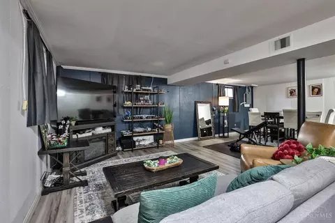 Living - 9215 Coogan Dr, Cincinnati, OH 45231 photo 3 of 4