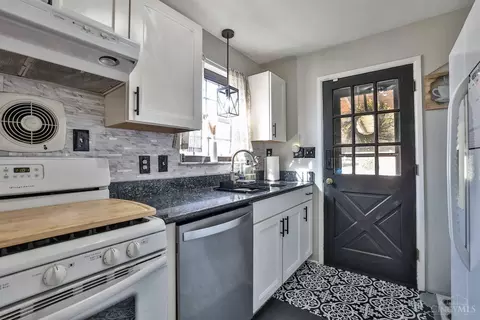 Kitchen - 9215 Coogan Dr, Cincinnati, OH 45231 photo 2 of 4