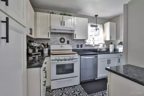 Kitchen - 9215 Coogan Dr, Cincinnati, OH 45231 photo 1 of 4