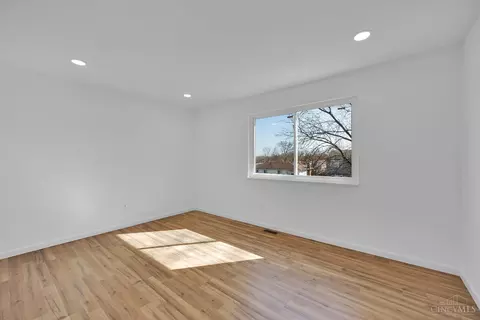 Bedroom - 12030 Mill Rd, Cincinnati, OH 45240 photo 3 of 5