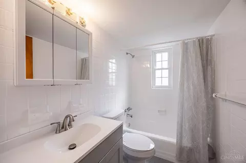 Bath - 3281 Dunn Ct, Cincinnati, OH 45238 photo 1 of 2