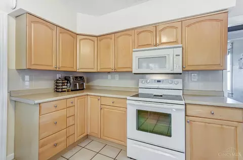 Kitchen - 4231 Galbraith Rd, Deer Park, OH 45236 photo 3 of 4
