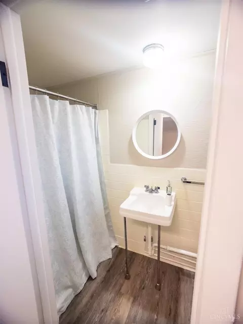 Bath - 10141 Lochcrest Dr, Cincinnati, OH 45231 photo 5 of 5