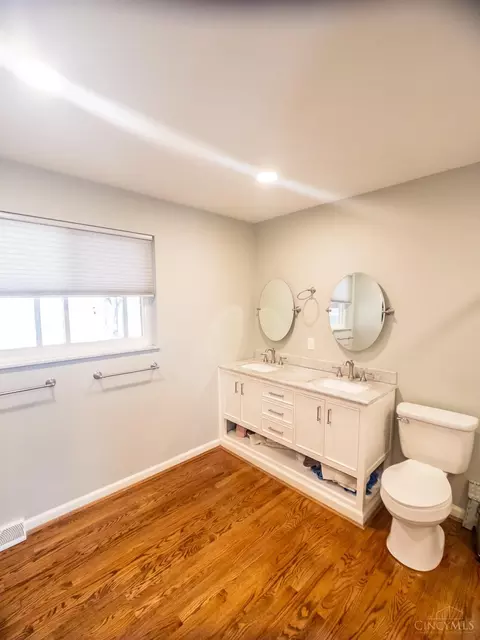 Bath - 10141 Lochcrest Dr, Cincinnati, OH 45231 photo 2 of 5