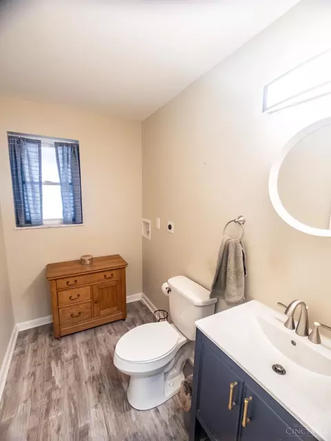 Bath - 10141 Lochcrest Dr, Cincinnati, OH 45231 photo 1 of 5