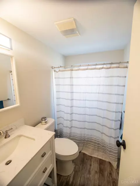 Bath - 10141 Lochcrest Dr, Cincinnati, OH 45231 photo 4 of 5