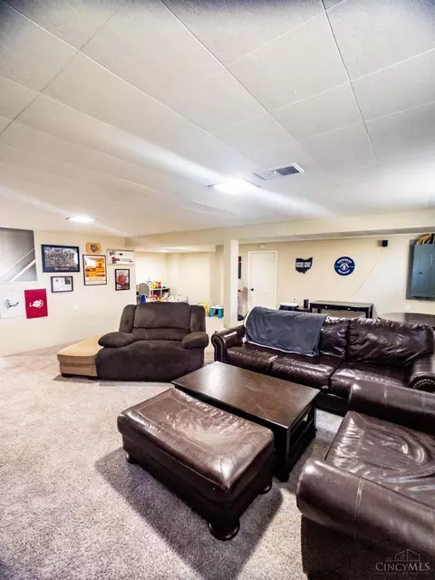 Living - 10141 Lochcrest Dr, Cincinnati, OH 45231 photo 3 of 3