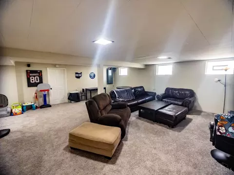 Living - 10141 Lochcrest Dr, Cincinnati, OH 45231 photo 2 of 3