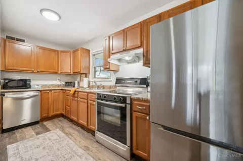 Kitchen - 121 Whippoorwill Dr, Harrison, OH 45030 photo 3 of 4
