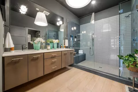 Bath - 413 Plum St, Cincinnati, OH 45202 photo 1 of 2