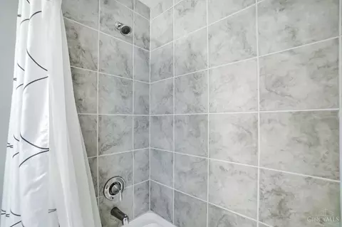 Bath - 5727 Eldon Dr, Liberty Twp, OH 45011 photo 6 of 9