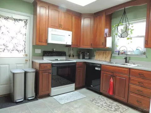 Kitchen - 137 Junedale Dr, Greenhills, OH 45218 photo 2 of 3