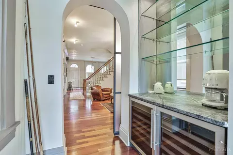 Entry Way - 547 Milton St, Cincinnati, OH 45202 photo 5 of 7