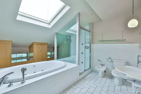 Bath - 547 Milton St, Cincinnati, OH 45202 photo 3 of 5