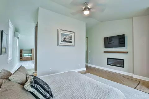 Bedroom - 547 Milton St, Cincinnati, OH 45202 photo 3 of 6