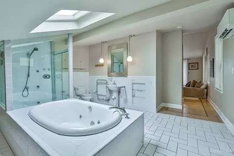 Bath - 547 Milton St, Cincinnati, OH 45202 photo 2 of 5