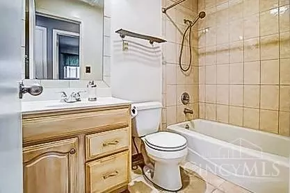 Bath - 8657 Empire Ct, Cincinnati, OH 45231 photo 2 of 2