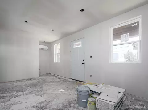 Living - 4549 Mitchell Ave, Cincinnati, OH 45232 photo 3 of 4