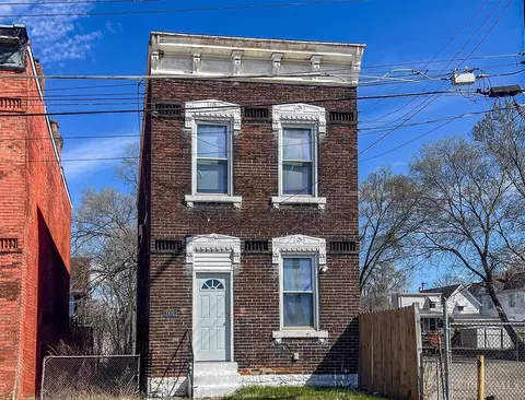 5632 Chestnut St, Elmwood Place, OH 45216