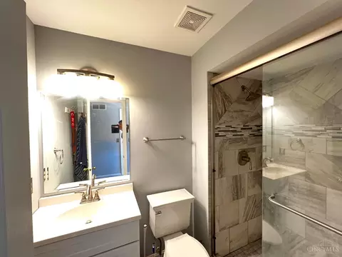 Bath - 517 Hamblin Dr, Cincinnati, OH 45255 photo 3 of 6