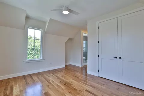 Bedroom - 2739 Observatory Ave, Cincinnati, OH 45208 photo 5 of 7