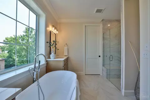 Bath - 2739 Observatory Ave, Cincinnati, OH 45208 photo 2 of 8