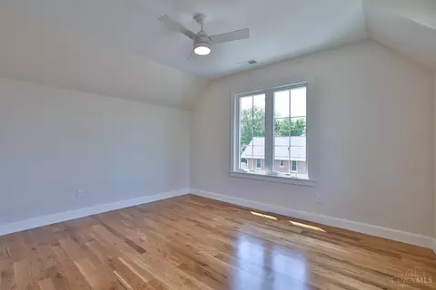 Bedroom - 2739 Observatory Ave, Cincinnati, OH 45208 photo 4 of 7