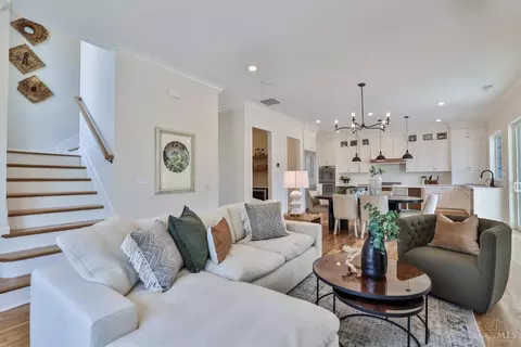 Living - 2739 Observatory Ave, Cincinnati, OH 45208 photo 2 of 3