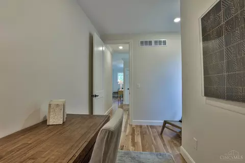 Entry Way - 2739 Observatory Ave, Cincinnati, OH 45208 photo 3 of 3