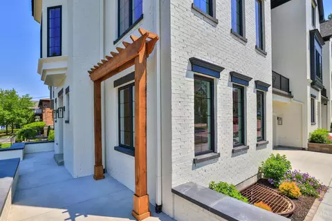 Exterior - 2739 Observatory Ave, Cincinnati, OH 45208 photo 3 of 8