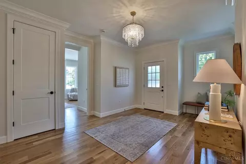 Entry Way - 2739 Observatory Ave, Cincinnati, OH 45208 photo 1 of 3