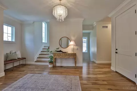 Entry Way - 2739 Observatory Ave, Cincinnati, OH 45208 photo 2 of 3