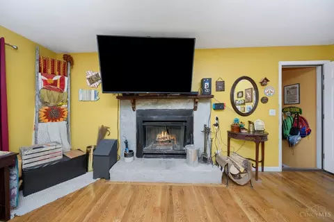 Living - 280 Curry Dr, Williamsburg, OH 45176 photo 2 of 3