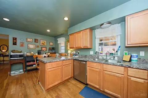 Kitchen - 280 Curry Dr, Williamsburg, OH 45176 photo 2 of 5
